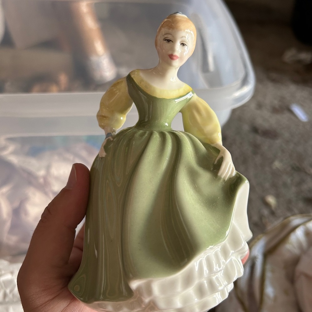 Royal Doulton Fair Maiden figurine vintage like new